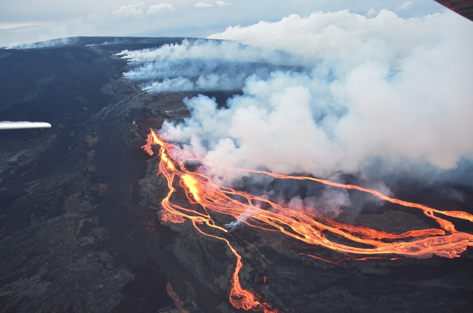 Người dân đổ xô đi xem dung nham núi lửa Mauna Loa ở Hawaii